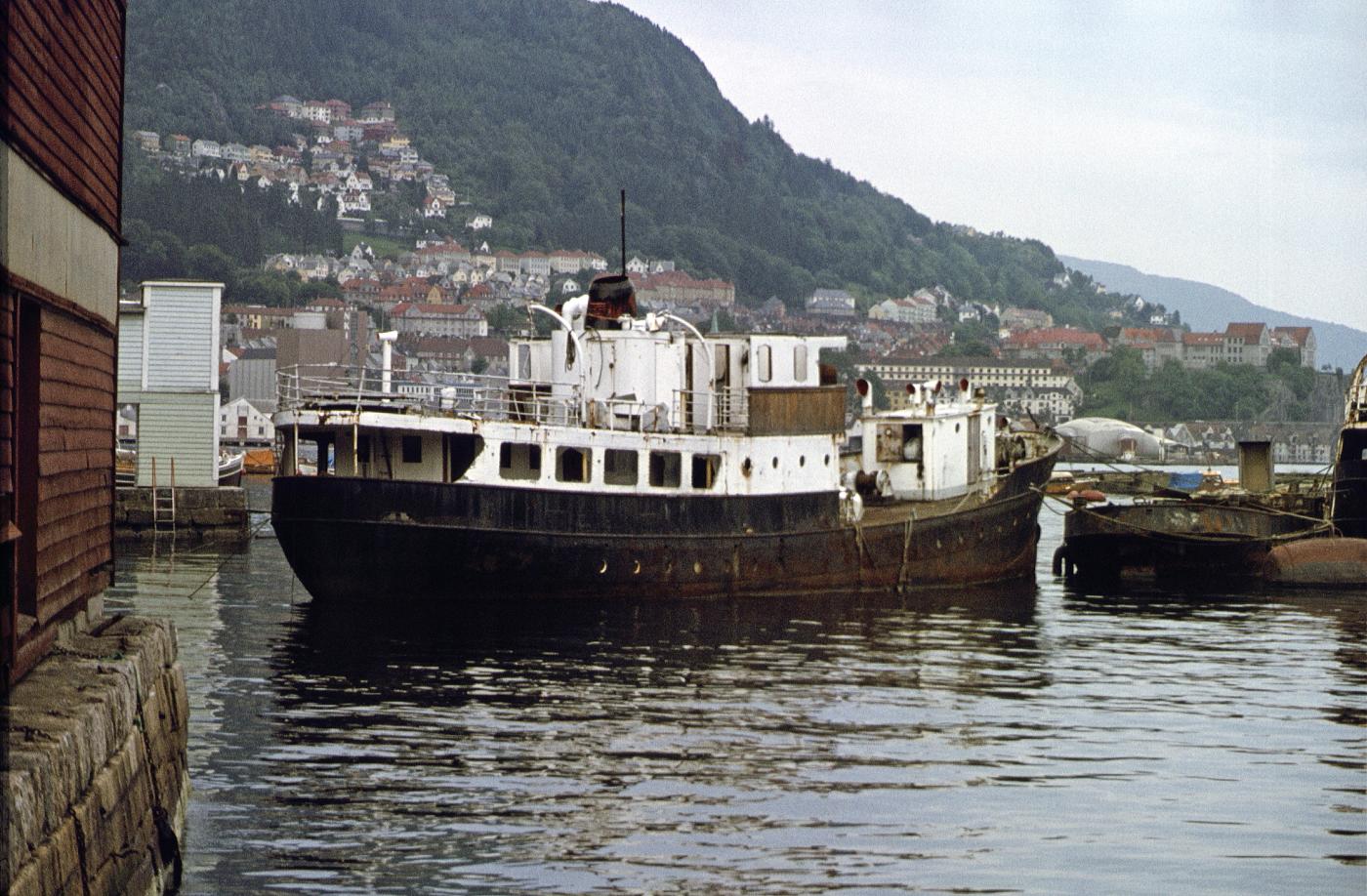 I 1972 selde Fylkesbaatane  den gamle rutebåten «Nesøy» til firmaet Misje mekaniske verksted, Laksevåg. Båten fekk nytt namn, «Rusken». Seinare hadde båten to andre eigarar, m.a. firma Einar Cook, Bergen, før Knut Sandnes kjøpte båten år 1979. Biletet som er teke 1978, viser tidlegare «Nesøy» i anna rolle enn fjordabåt;  ribba for master, skorstein, redningsflåte og livbåtar.