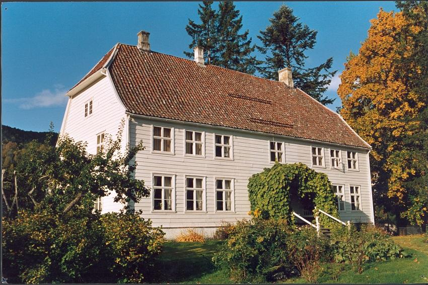 I Solvorn bygde Irgens og kona Christiane seg nytt hus. Den herskapelege sorenskrivarbustaden fekk namnet Christianelyst. Sorenskrivaren i Indre Sogn heldt til her til i 1960-åra då embetskontoret vart flytta til Sogndal. Huset er teke godt vare på.