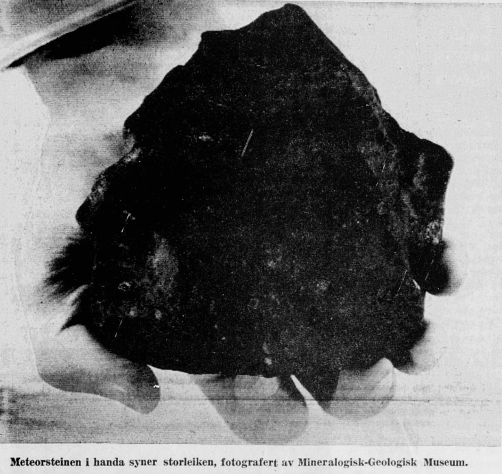 Leikanger-meteoritten halden i hand, fotografert på Naturhistorisk museum, 1978. Henta frå avisa Sogn og Fjordane, 1978.