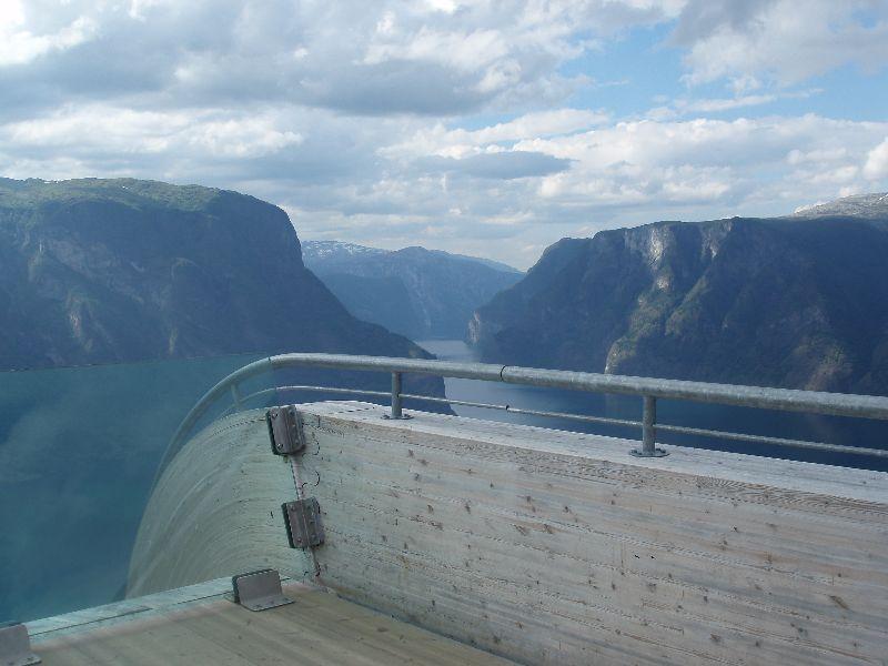 Frå Stegastein er det godt utsyn utover den smale Aurlandsfjorden og fjella langs sidene av fjorden. 
 