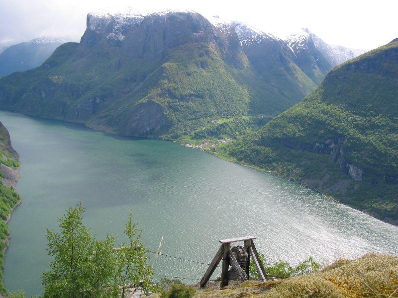 Bygdesenteret Undredal sett frå heisen på Nedberge.  
 