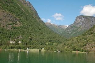 Dyrdal sett frå Nærøyfjorden. Langt oppe i dalen kan ein så vidt skimte Drægo som ein grøn flekk.
 