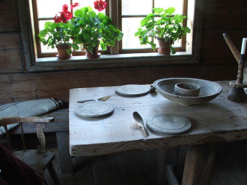 Interiør frå Moritsstova, gnr 12 Rygg i Gloppen, no på Nordfjord Folkemuseum. Her har vi dekt på bordet med tretallerkar og skeier slik det kanskje vart gjort til høgtid og fest. Skei var helst til graut og velling. Fatet midt på bordet er til komparar. Komparar åt dei gjerne med kniv og fingrar.

 