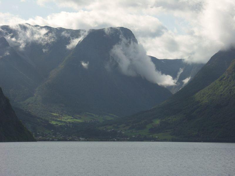 Bygda Fresvik sett frå fjorden.
 