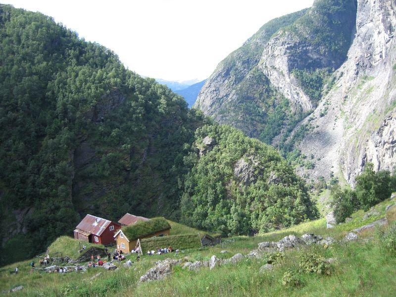 Frå Sinjarheim er det flott utsyn nedover Aurlandsdalen.
 