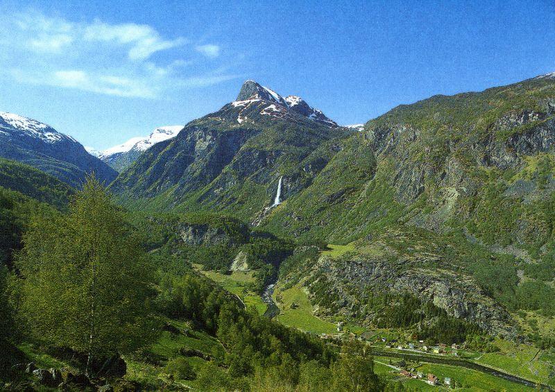 Flåmsdalen sett mot fjellet Vidmenosi.
 