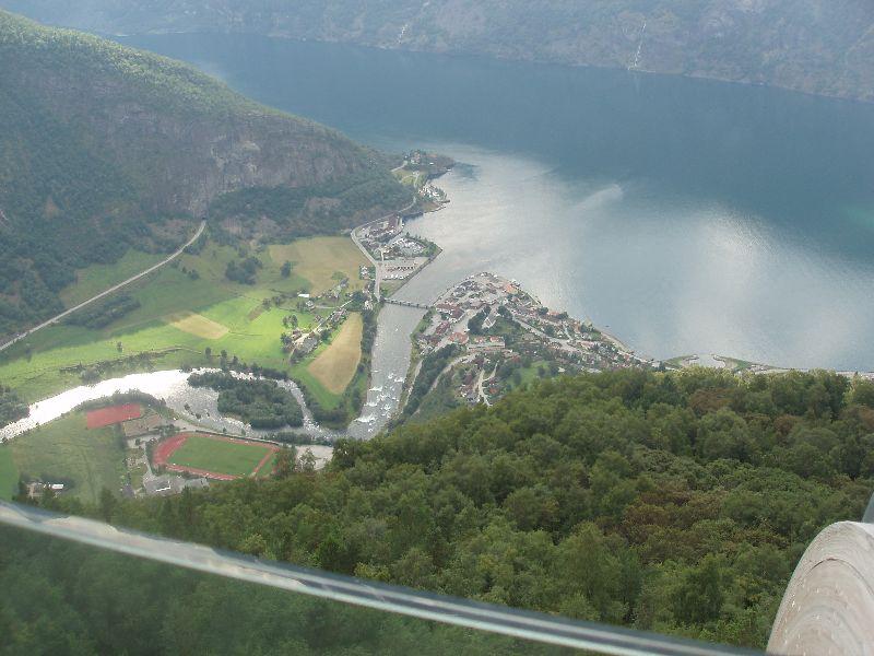 Aurlandsvangen sett frå utsiktpunktet Stegastein.
 