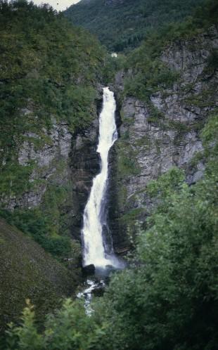 Stalheimsfossen har eit fall på 126 meter og Datering: 1983
 