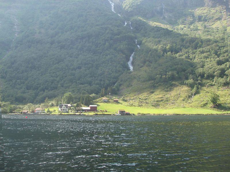 Tufteelvi kjem ned til fjorden ved garden Tufto. Langs elva går den gamle stølsvegen til Rimstigen, som i dag er ei populær turrute. 
 