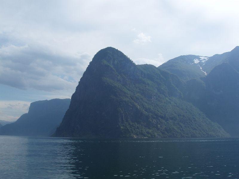 Beitelen ruvar i skiljet mellom Aurlandsfjorden og Nærøyfjorden.
 