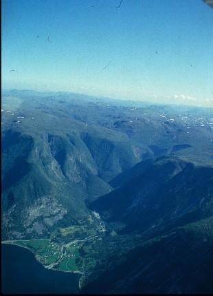 Flyfoto av Vikadalen, tatt i samband med vassdragsutbyggingar, 1984.