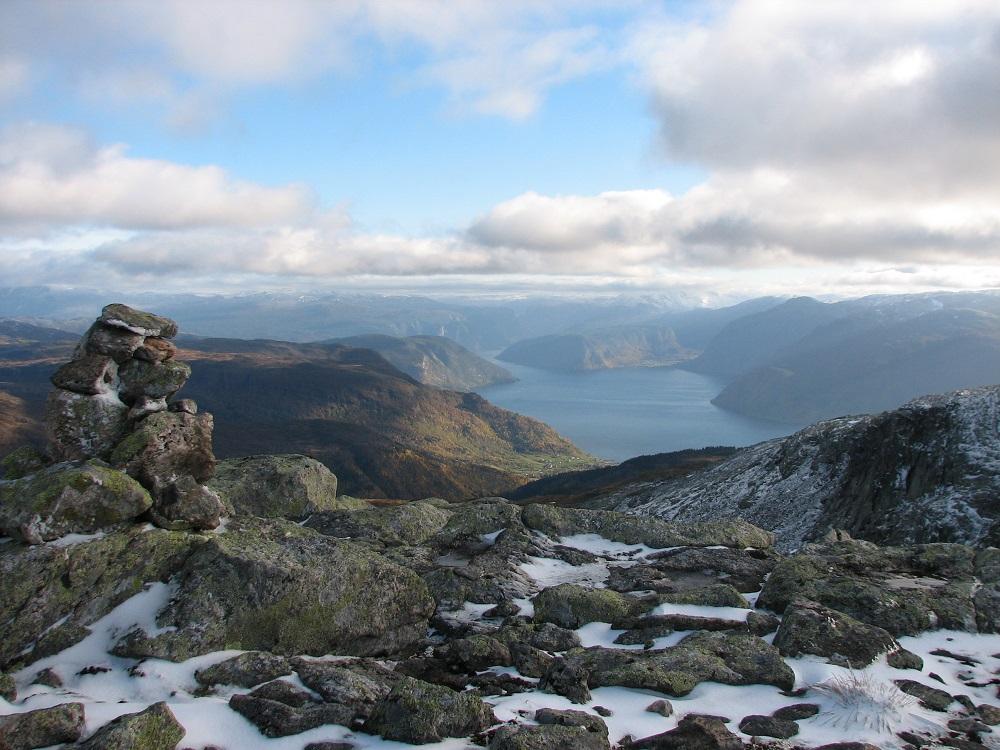 " Lat lysa din fred frå fjell til strand -", - den 3. lina i første verset av fedrelandssalmen. Dette utsnittet av fedrelandet viser utsyn frå Kjeringafjellet i Leikanger mot Øvre Njøs på Hermansverk, innover Sognefjorden mot Fresvik og endå lenger.
