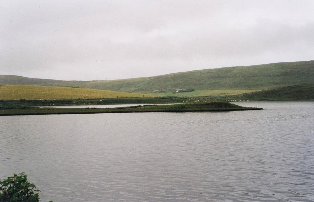 Ting Holm i nørdste enden av Loch of Tingwall (Tingvollvatnet) sett frå parkeringsplassen like ved der det er sett opp historisk informasjon.