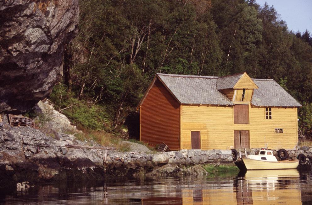 Sjøbua i Porten. I over 50 år på 1900-talet var sjøbua med ishus stad for oppkjøp og vidaresal av laks, m.a. til England. I 1997 kunne eit steinras frå Buhammaren lett ha gjort store skadar på sjøbua. Ei enorm blokk over halvtunnelen sør for bua skrei ut i sjøen. Ho blokkerte tredjeparten av tilflotet til bua. Sjøbua er lett synleg frå Storakersundet for dei som ferdast i dette farvatnet.
