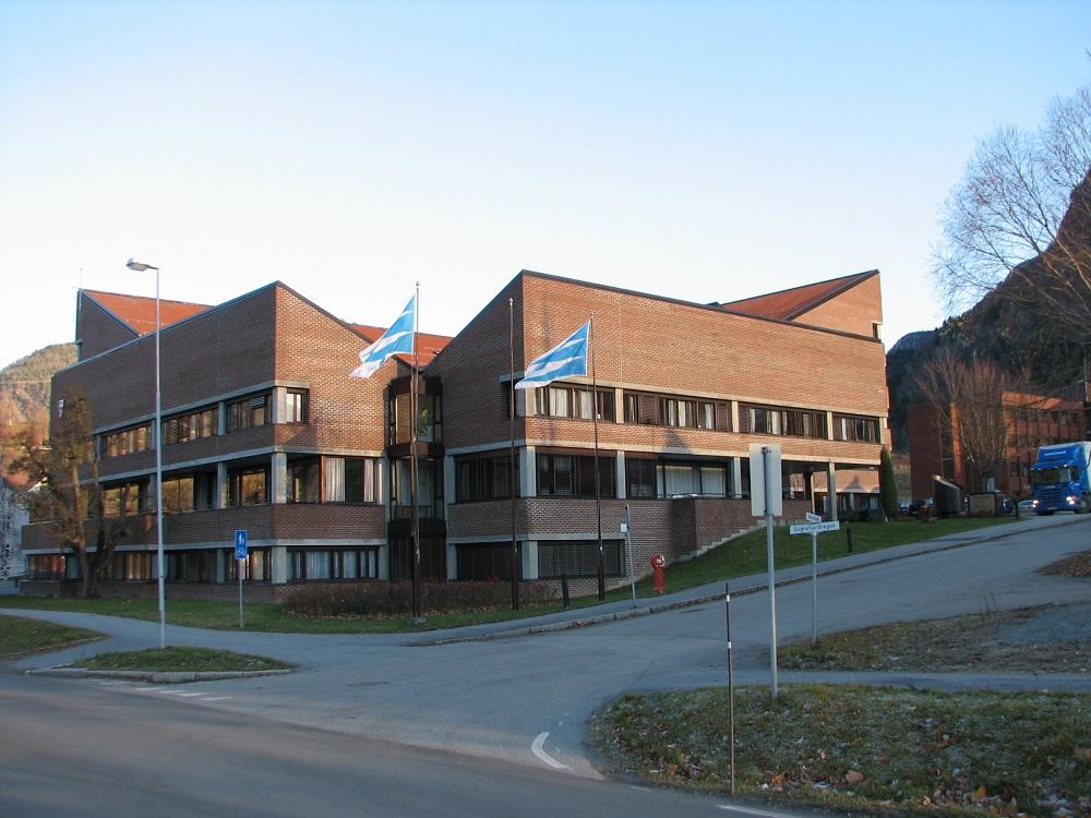 Fylkeshuset i Sogn og Fjordane på Hermansverk. Fylket sitt flagg med fylkesvåpenet vart teke i bruk i 1983. Fylkeshuset stod ferdig hausten 1991.