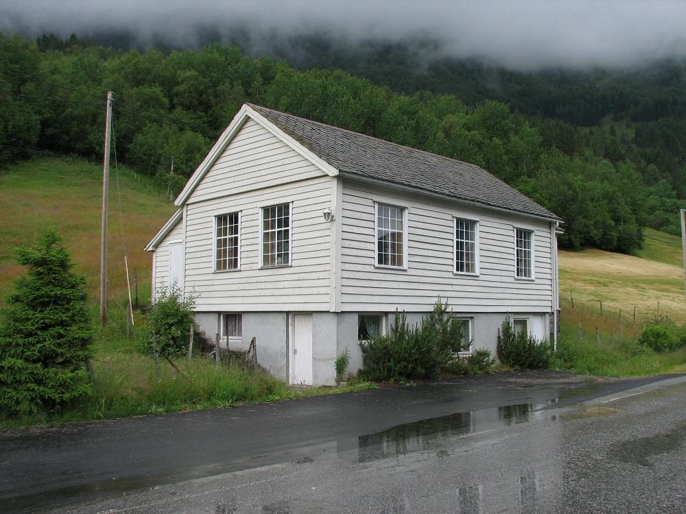 Holsen bedehus 2008. Sjølve huset vart reist i 1908, tilbygget i aust i 1943, og  inngangspartiet i vest før 1925.