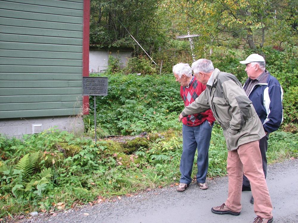 Anders Kvam, Tomas Nygård og Johan Solheim attmed drikkesteinstaden i Dalsdalen, ved Røssemyrhaugen, også kalla Målarhaugen.