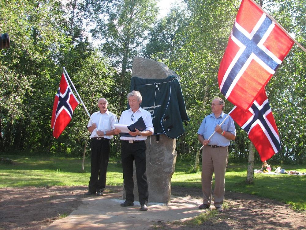 Frå avdukinga, fredag 4. juli 2008. Henning Rivedal held avdukingstale. Per Birger Lomheim (Statens vegvesen, til venstre) og Jostein Bye (Jølster kommune) flankerer steinen.