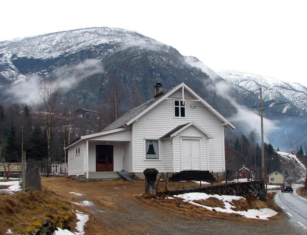 Bolstad bedehus på Skjolden, bygt 1906-1907. Dei opphavlege vindauga var større, gjekk noko lenger ned enn vindauga no. Dei hadde to fag med tre ruter i kvart. I uthuset var det do og vedskut. Påbygget stod ferdig i 1982.