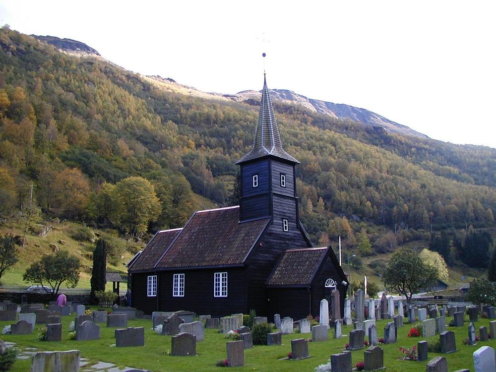 Flåm kyrkje er ei av dei gamle, fine, tømra 1600-talskyrkjene med rikt dekorerte vegger. Men ingen andre har måleri av hjort, rev og løve på veggene sine. Heller inga anna kyrkje enn Flåm kan vise til ei mellomalders riddarkappe frå Venezia, brukt som alterduk.
