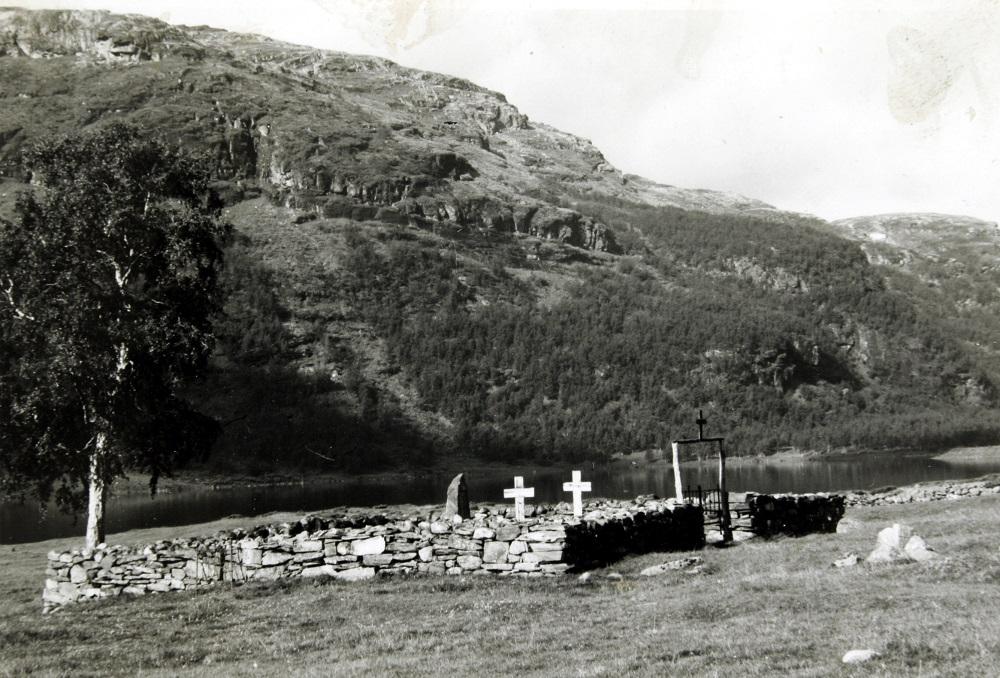 Kyrkjegarden på Østerbø. Kyrkjegarden ligg vakkert til ved Aurdalsvatnet, ca 820 moh.