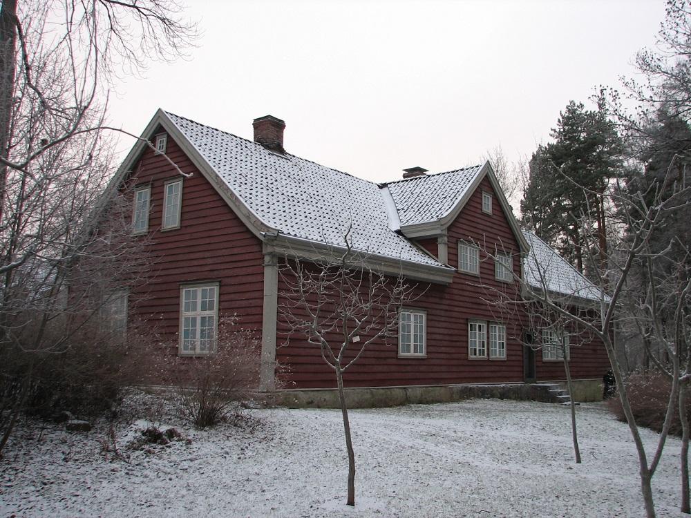 <p>Prestegard fr&aring; Leikanger p&aring; Norsk Folkemuseum 2009. Byggjematerialen vart flytta til folkemuseet hausten 1911. Biletet viser baksida av huset.</p>