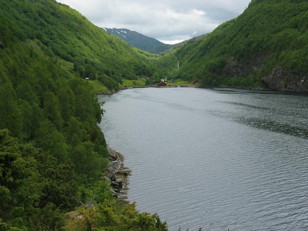 Mulagarden ligg inst i den lange Mulavika som munnar ut i Førdefjorden. Sjøvegen var einaste vegen hit til 1980.