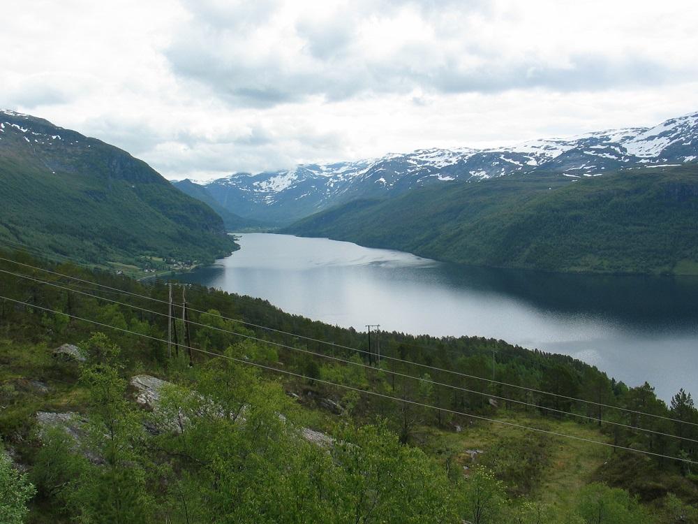 Haukedalsvatnet sett frå Rørvikfjellet. Vettreia starta i Haukedalen lengst inne og gjekk på land i Rørvika nede bak skogkammen i framgrunnen.