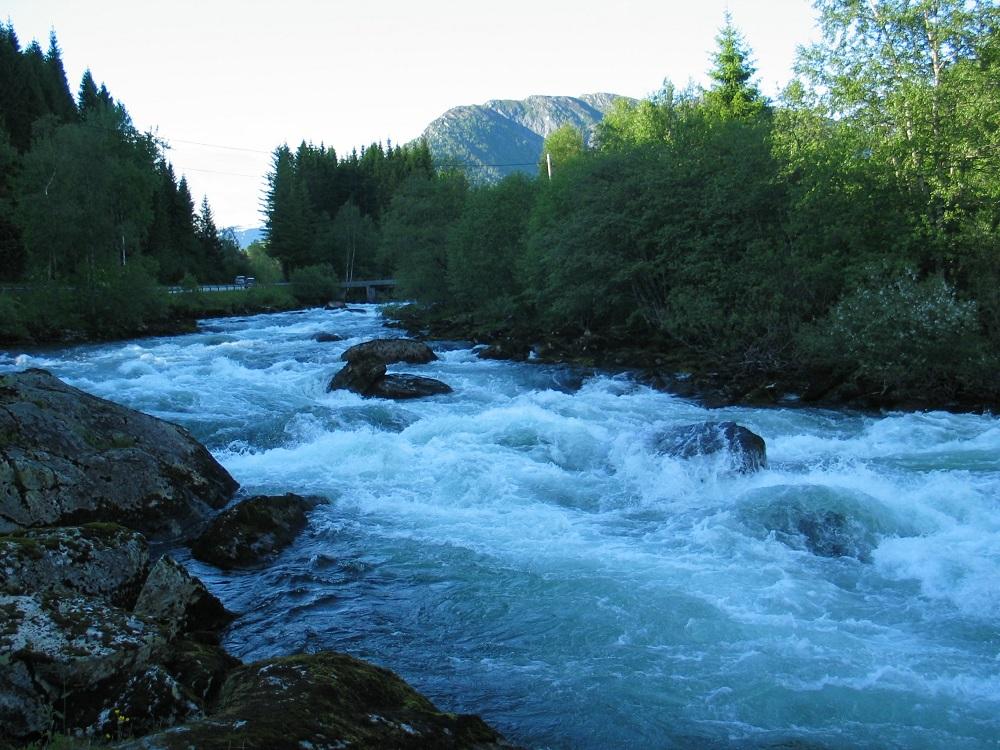 Striaste fossen i Jølstra er Stakaldefossen, som er temja til kraftproduksjon. Men vi ser at det finst fleire fossar som er strie og bråkande ved god vassføring. Dei kan forklare at Jølstra ein gong heitte Jalma, "ho som gjallar/bråkar". 