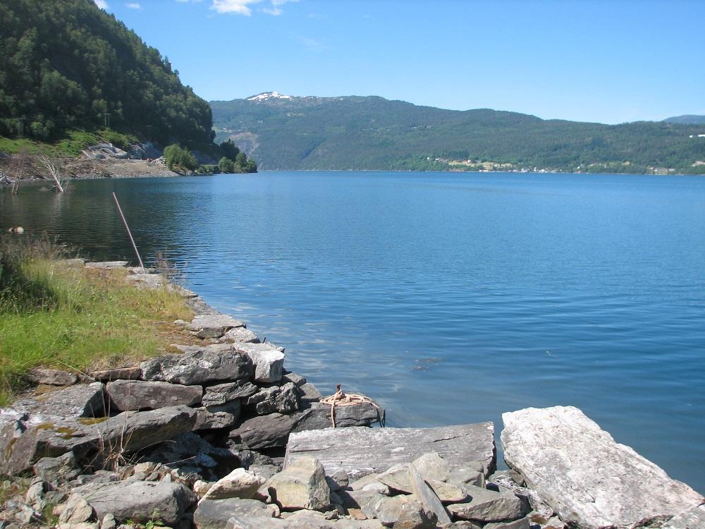 Den tidlegara ferjekaia i Årholen utanfor Olden. I bakgrunnen ligg Faleide på nordsida av fjorden.