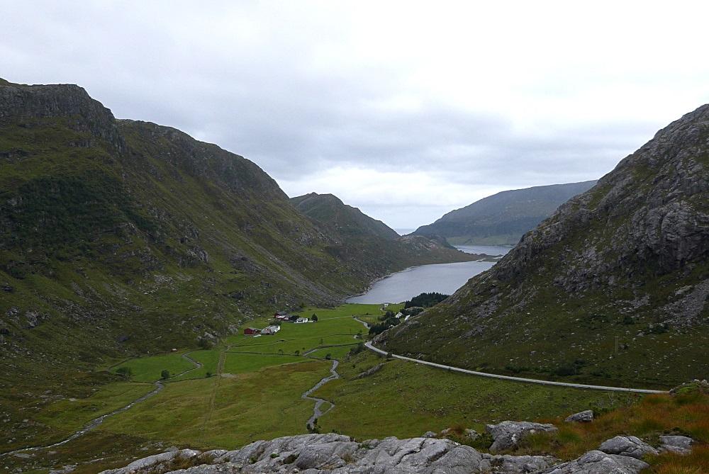 Gardane Klungreset og Dalsbotten (biletet) ligg lengst inne ved Dalevatnet. Dei to jentene som drukna ein marsdag i 1898, gjekk gjennom isen på veg til sjøen med mat til folk som heldt på med fiske.