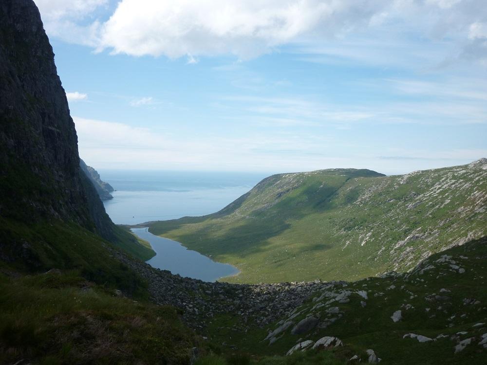 Utsyn mot Ura, Solheimsvatnet og Vetvika frå ein stad på den merka stien som går lengst nord.