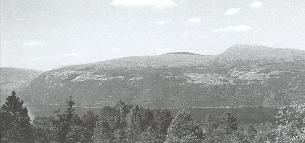 Gardane Sølvberg og Bergset i bygda Fjelli ligg høgt og langt frå sjøen, men i eldre tid var det fjorden som var den viktigaste vegen deira til krambuer, kyrkje, til Bergen og vidare ut i verda. Ned til nausta gjekk det ein bratt og krokete gangveg (sjoarveg).
