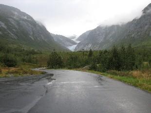 Veg mot isbre. Første delen av bilvegen til Nigardsbreen er bygdeveg fram til Mjølversgrendi med bru over Breelvi.