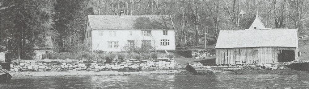 Den store hovudbygningen i Hellevik stod med fasaden mot Stongasundet og var eit imponerande syn for dei som siglde forbi.
