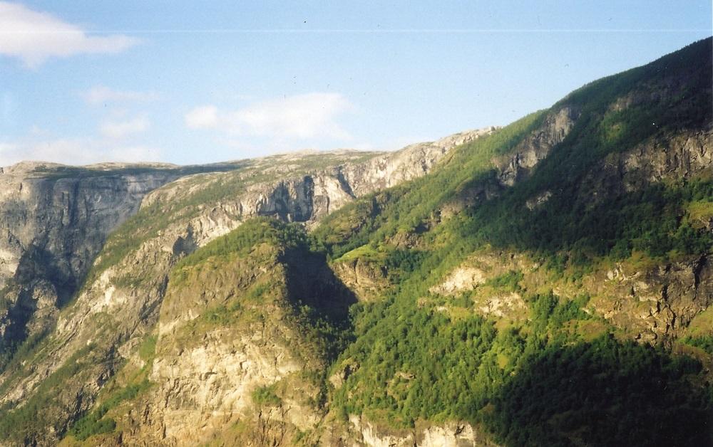 Horten sett frå Stigen, på "ei hylle" midt på biletet. Gardstunet ligg til venstre for bøen. Åkrane ligg ovanfor bøen, litt inne i skogen. 

