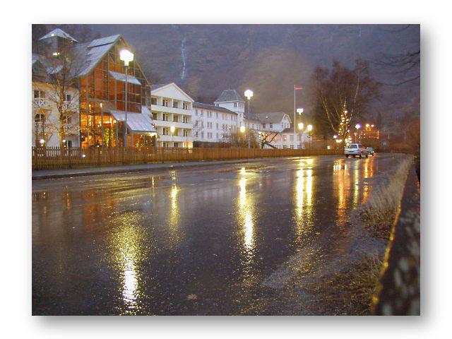 Ein regnfull dag i Flåm. Fretheim hotell er no eit moderne hotell med internasjonal standard. Den nye fløyen frå 2000 ser ein nærast til venstre med det nye tårnet i glas og stål.