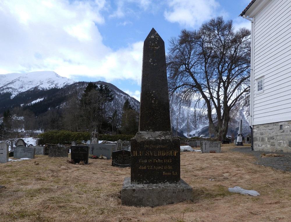 Minnesteinen på grava til H.U. Sverdrup på kyrkjegarden ved Tjugum kyrkje.
