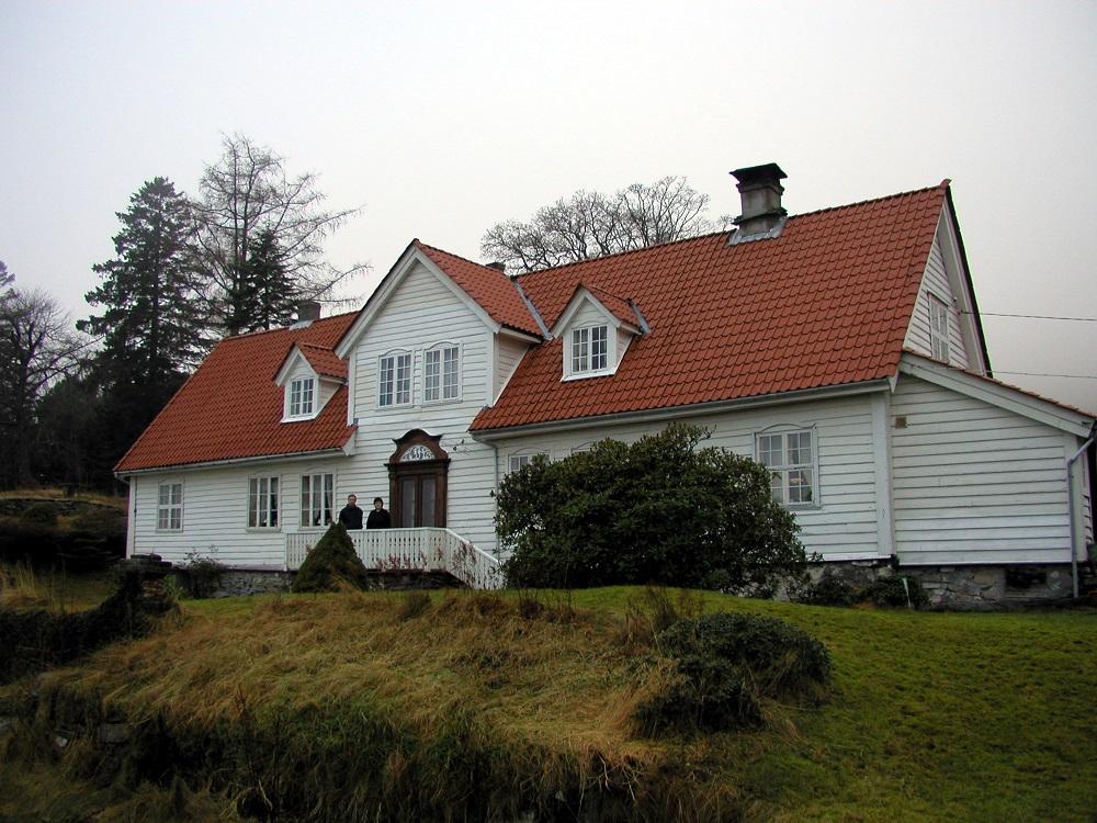 Futegarden på Alvera slik den er i dag i restaurert stand. På verandaen står dagens eigarar Margit og Bjørn Landås.
