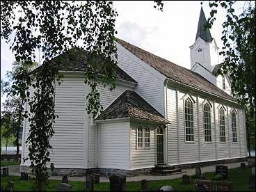 Det var strid om plaseringa då dei skulle byggje ny kyrkje for indre Jølster på 1870-talet. Men det enda med at ho vart plassert på Helgheim, same staden som den gamle kyrkja stod på.
