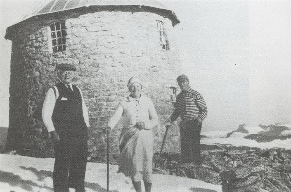 Dei gamle er eldst. Her har den då 81 år gamle Sivert Nesdal teke turen til Skålatårnet tysdag 4. september 1956. Dei to andre var ikkje mykje yngre, både Helga og Lars Loen var då 75 år gamle.
