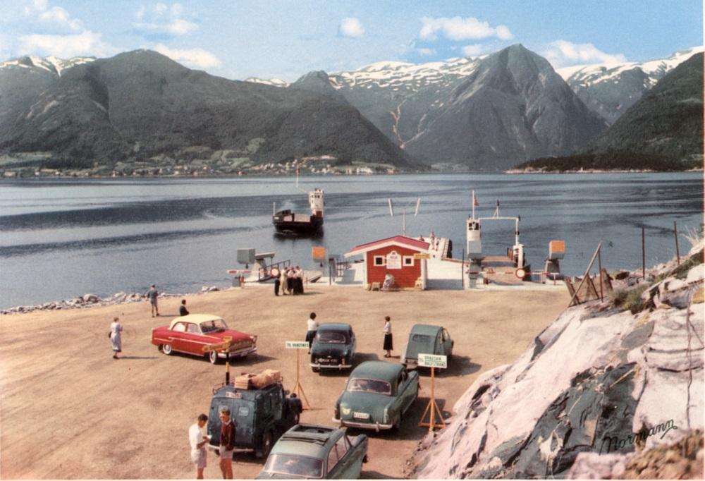 <p>Postkort fr&aring; 1957.  Det viser to ferjer. &rdquo;Leif 1&rdquo; ligg til kai p&aring; Dragsvik-plassen. &rdquo;Sogn&rdquo; er p&aring; veg inn til Vangsnes-plassen. Fylkesbaatane overtok &rdquo;Sogn&rdquo; i juli 1956. Ho gjekk i sambandet Balestrand-Vangsnes - Grinde (Leikanger) til utp&aring; hausten d&aring; ferjekaiane var ferdige. Sommaren 1957 fekk &rdquo;Sogn&rdquo; vanskar med den eine maskinen og m&aring;tte g&aring; med redusert fart. Fylkesbaatane sette inn leigeferja &rdquo;Leif 1...