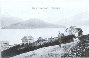 <p>Postkort p&aring;trykt &rdquo;Kj&oslash;s i Hornindalen, Nordfjord&rdquo;, sendt til Anna Navelsaker som julekort i 1909. Mannen er Mathias R. Kj&oslash;s (1887-1924).</p>