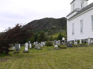 <p>Det gamle gravfeltet p&aring; s&oslash;rsida av Fr&oslash;ya kyrkje.&nbsp;</p>