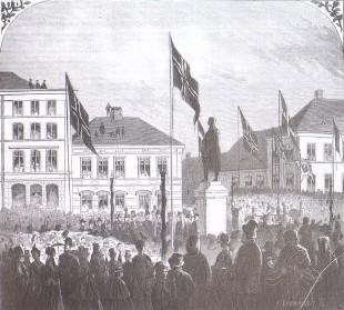 <p>Fr&aring; avdukinga av Christie-statuen p&aring; Torgallmenningen i Bergen 17. mai 1868. <br />
I f&oslash;lgje <em>Norsk Folkeblad</em> var &rdquo;afsl&oslash;ringen begunstiget av det skj&oslash;nneste Vejr, og en umaadelig Menneskemasse var paa Benene.&rdquo; Bilethoggaren Christopher Borch (1817-1896) laga statuen. Borch var f&oslash;dd i Drammen og studerte fleire stader i utlandet. Utanom Christie-statuen laga han mellom anna relieff med emne fr&aring; Fritjovssoga, og ornament til Univers...