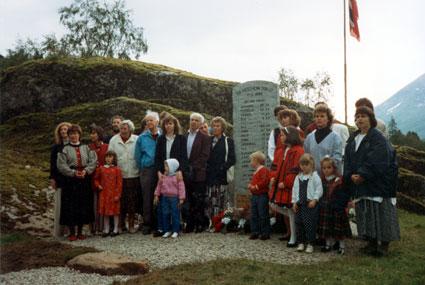 Frå minnehøgtida 12. august 1993. Her er etterkomarar etter Kolbein Heggheim samla ved minnesteinen.