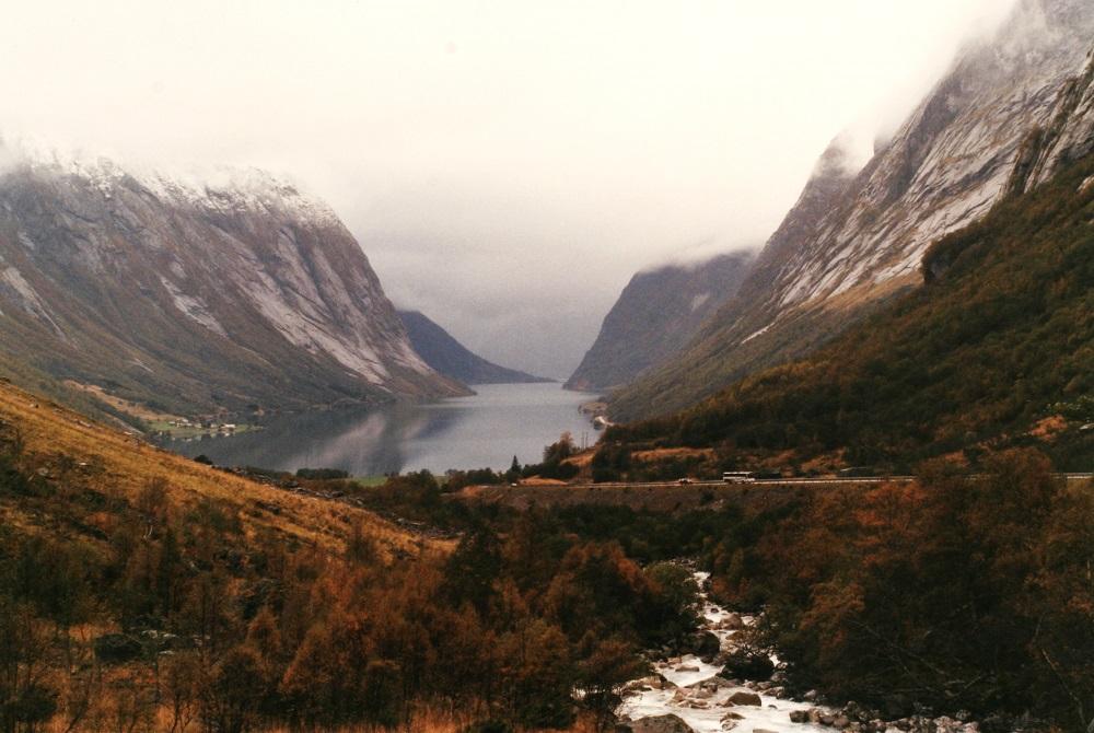 Utsyn over Kjøsnesfjorden frå rasteplassen ved enden av Fjærlandstunnelen. Garden Lunde med to bruk ligg ved enden av fjorden. Garden litt ut i fjorden på sørsida (til venstre) er Søgnesand. Det var Per A. Sægrov som i åra 1937-1938 bygde den første køyrevegen langs Kjøsnesfjorden.