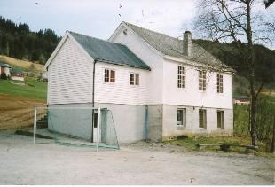 <p>Lundegrend bedehus sett fr&aring; s&oslash;raust. Det gamle skulehuset (grendahuset) st&aring;r like utafor biletkanten til venstre. Fotballm&aring;let st&aring;r p&aring; leikeplassen mellom dei to husa.</p>