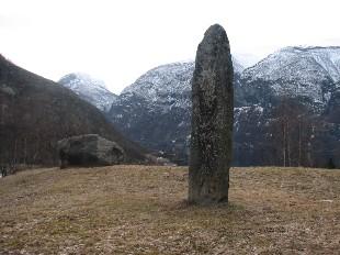 <p>Minnesteinen p&aring; den gamle kyrkjestaden p&aring; Rygg sett mot s&oslash;rvest. Steinen er rundt 2 &frac12; meter h&oslash;g.</p>