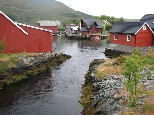 <p>Kanalen mellom Dalavatnet og sj&oslash;en i nedre enden, der kanalen g&aring;r ut i sj&oslash;en. Staden har namnet Struen.</p>